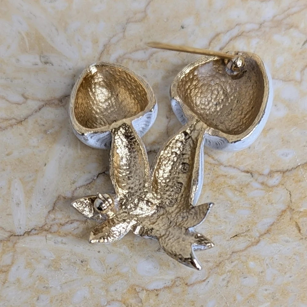 Vintage White Enamel & Gold Tone Mushroom Decorative Leaves Brooch Pin